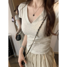 批发实拍图辣妹V领正肩修身短袖T恤女2025年新款小众设计感显瘦上衣