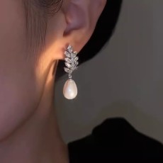 批发轻奢小众超闪锆石树叶耳环女时尚百搭气质高级感珍珠耳钉耳饰品