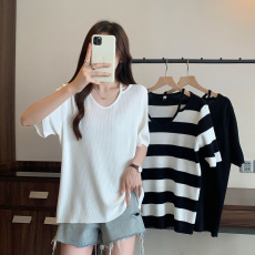 批发实拍2026夏季新款<b class='q'>胖</b><b class='q'>mm</b><b class='q'>大码</b>女设计感镂空冰丝针织衫慵懒风短袖上衣