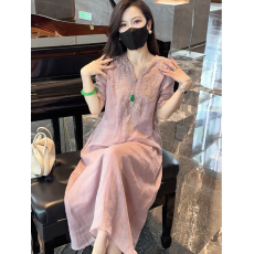 批发新中式国风重工刺绣V领<b class='q'>连衣裙</b>女2026夏季新款宽松显瘦气质长裙子