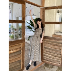批发实拍～大码法式方领格子长裙女复古系带泡泡袖连衣裙