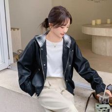 批发2026早季装黑色连帽皮衣外套宽松短款蛋白皮夹克机车上衣