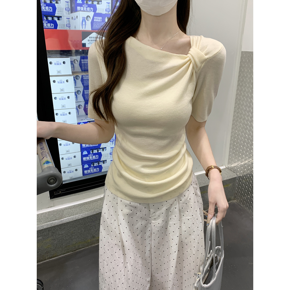 실사 정가 여름 한국 스타일 순수한 욕망 부드러운 비스듬한 어깨 비틀림 주름 디자인 6 양모 니트 스웨터 반팔 맨위