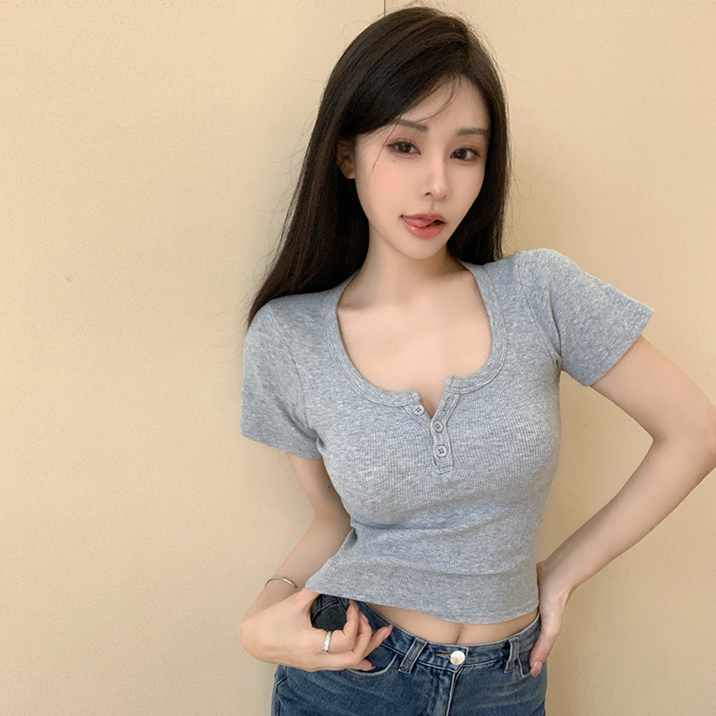 实拍露锁骨小众短袖t恤女夏季辣妹紧身新款纽扣设计感短款上衣