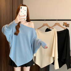 批发实拍2026春装新款<b class='q'>胖</b><b class='q'>mm</b>大码女时尚设计感慵懒风露肩显瘦蝙蝠袖上衣