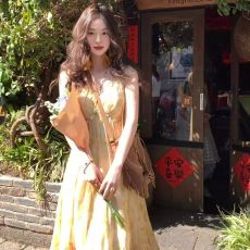 法式气质吊带连衣裙女夏多巴胺穿搭修身收腰独特绝美海边度假长裙