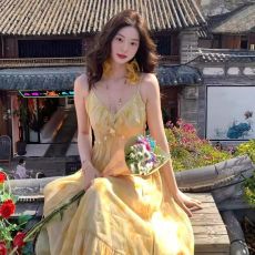 法式绝美黄色晕染吊带连衣裙女夏季超好看漂亮独特海边度假长裙子