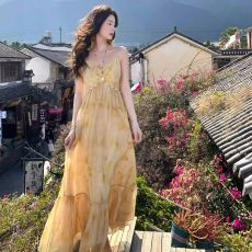 法式黄色碎花吊带连衣裙子女2026夏季新款高级感海边度假气质长裙