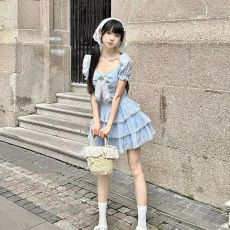 批发法式方领泡泡袖蓝色格子<b class='q'>连衣裙</b>女2026春夏公主蛋糕蓬蓬短裙