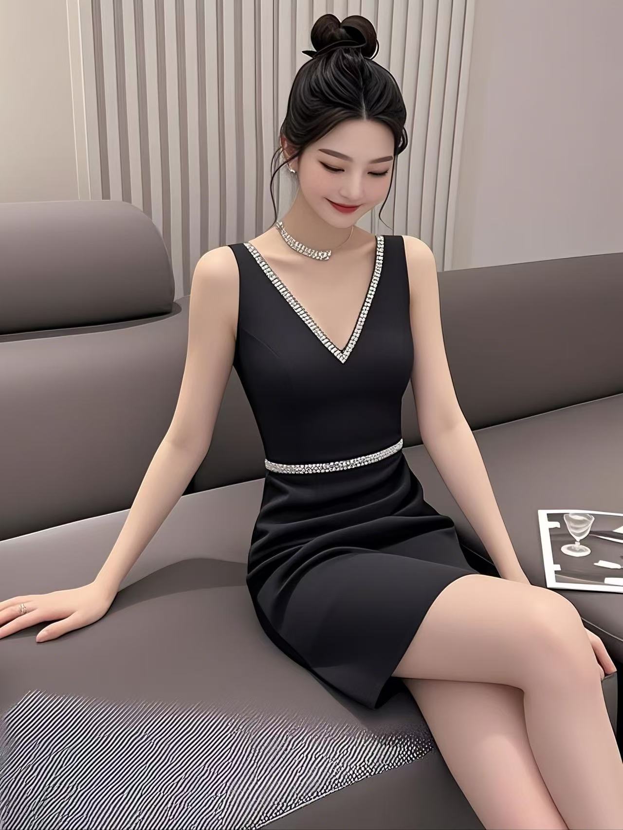 高级感夏季法式性感镂空钉珠V领无袖轻熟风连衣裙显瘦修身包臀裙
