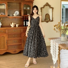 批发碎花吊带连衣裙夏新款茶歇法式沙滩气质设计感小众中长裙