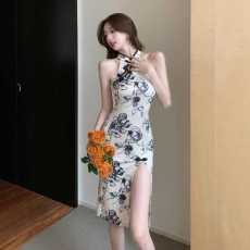 批发纯欲风改良国潮印花旗袍少女年轻款复古修身无袖挂脖高开叉连衣裙