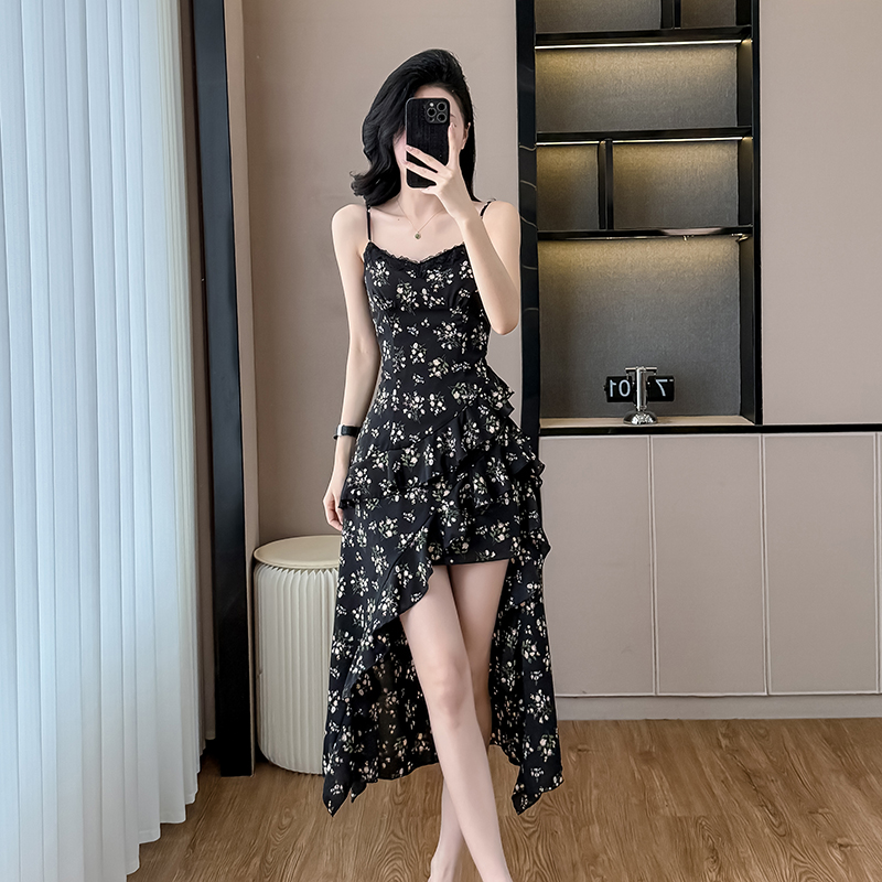 FA30705# 法式荷叶边黑色夏季收腰吊带裙气质不规则设计感碎花连衣裙 服裝批發女裝批發服飾貨源