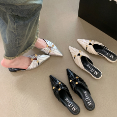 批发米庭欧美风褶皱金属扣高跟穆勒鞋2026春<b class='q'>夏</b>尖头舒适软皮包头凉拖鞋