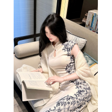 批发新中式改良旗袍裙女小众设计气质盘扣青花瓷清冷感收腰包臀连衣裙