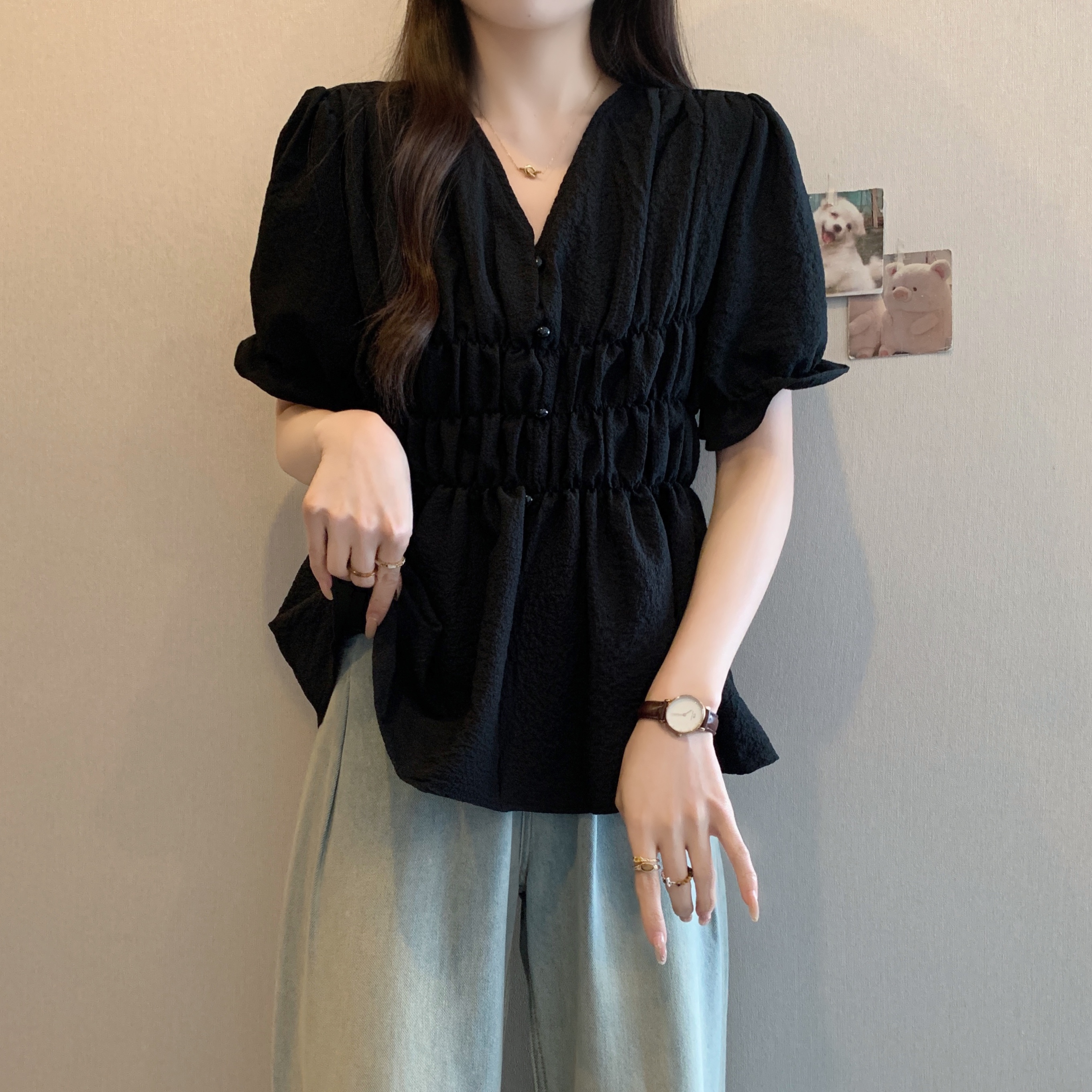 실사 빅 사이즈 여성 의류 2026 여름 주름 허리 수축 반팔 여성 셔츠 프랑스식 V넥 작은 셔츠 몸매 가꾸기 슬림해 보이는 Chic