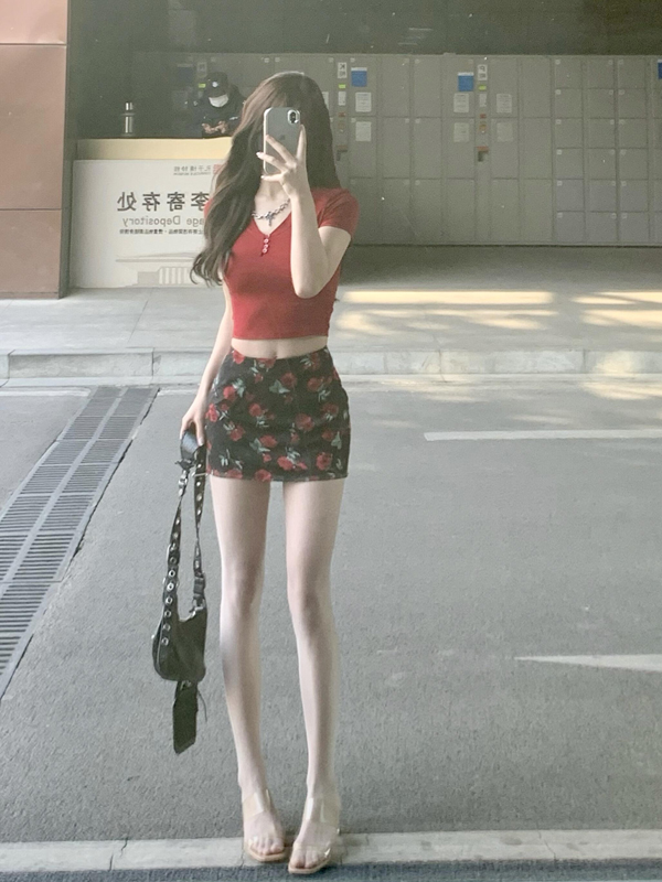 핫걸 바람 빨간색 V넥 반팔 티셔츠 디자인 센스 쇼트 스타일 맨위 순수한 욕망 바람 하이웨이스트 타이트 스커트 미니 스커트 세트
