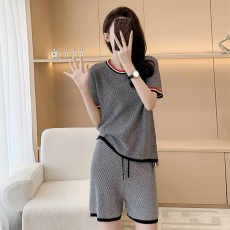 批发<b class='q'>小香</b>风轻奢高级感宽松休闲冰丝针织<b class='q'>套装</b>夏季新款格纹炸街两件套女