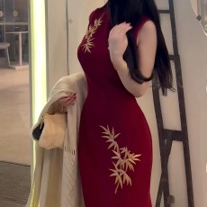 批发新中式国风秋冬<b class='q'>刺绣</b>旗袍<b class='q'>连衣裙</b>改良贵为红竹