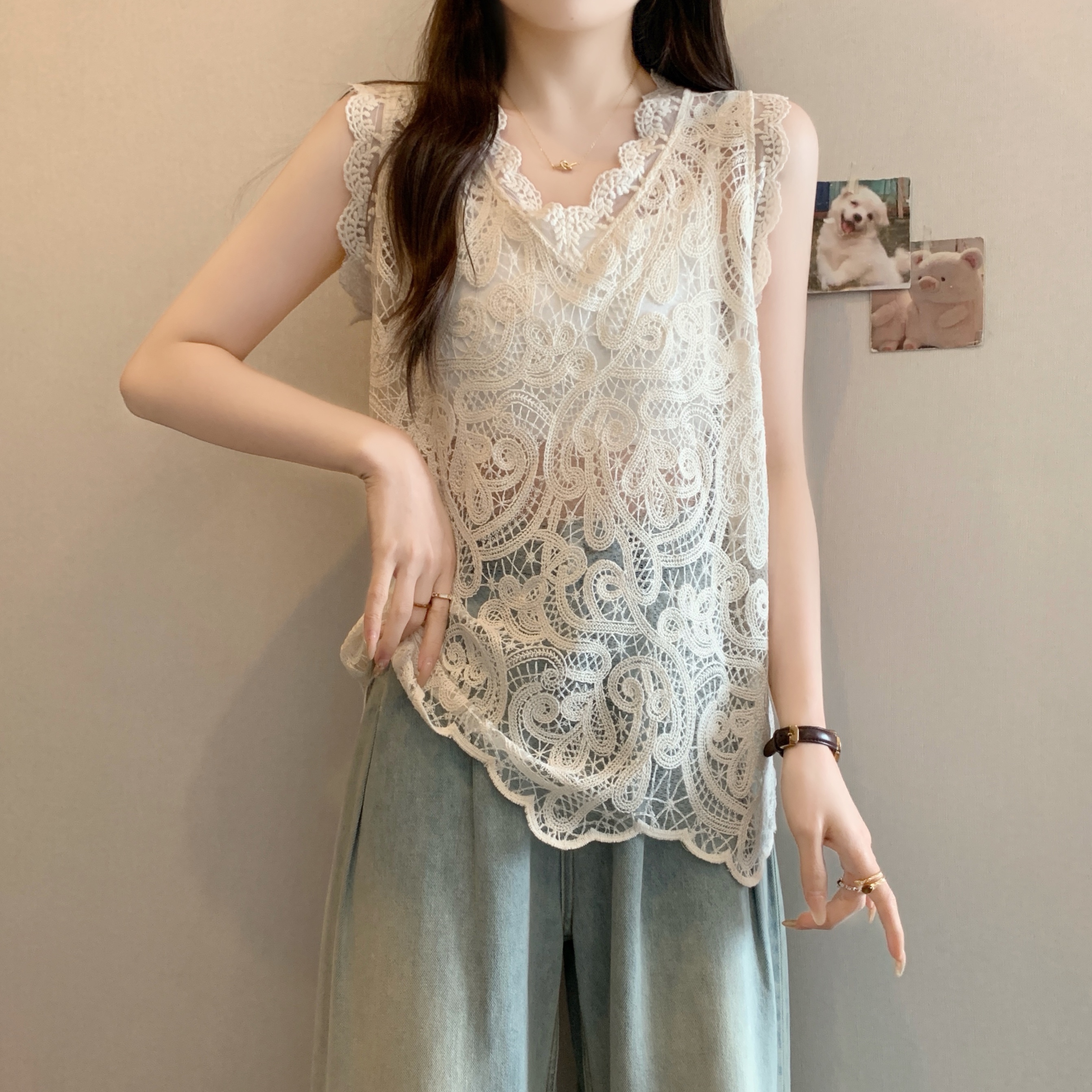 실사 빅 사이즈 여성 의류 프랑스식 V넥 자수 홀로우 아웃 민소매 레이스 조끼 품격 슬림해 보이는 스택 착용 맨위