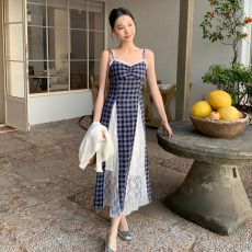 批发2026韩系设计感格子拼蕾丝吊带裙复古艺术生格纹<b class='q'>连衣裙</b>
