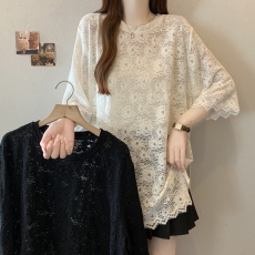 批发实拍~大码新款钩花镂空蕾丝开叉宽松遮肉显瘦短袖上衣