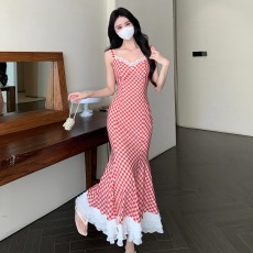 批发实拍现货红格纹吊带大码收腰显瘦鱼尾连衣裙<b class='q'>蕾丝</b>拼接防晒<b class='q'>开衫</b>套装
