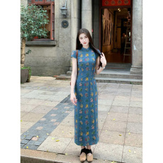 批发花朝新中式碎花刺绣改良<b class='q'>旗袍</b>女2026年<b class='q'>夏季</b>直筒显瘦气质连衣裙