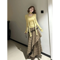 批发度假风女春秋法式<b class='q'>复古</b>黄色长袖针织T恤搭不规则格纹半身裙两件套