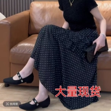 批发2025年女新款设计感百搭半身裙