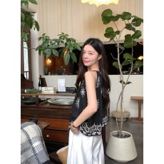 批发小香风无袖背心白色连衣裙2024新款女<b class='q'>夏</b>季宽松显瘦休闲气质短裙子