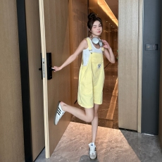 批发多巴胺穿搭工装<b class='q'>背带裤</b>女2025夏季甜美风黄色阔腿连体短裤休闲套装