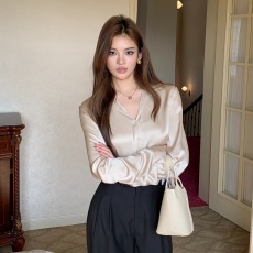 批发实拍2026春装新款设计感V领缎面醋酸衬衫女长袖衬衣百搭上衣