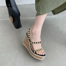 批发2025新款夏季仙女风厚底一字带柳钉罗马坡跟凉鞋女 10.5cm