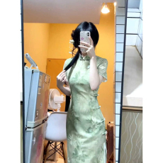 批发新中式国风素雅<b class='q'>旗袍</b>改良年轻款少女高级感复古绿色印花盘扣连衣裙