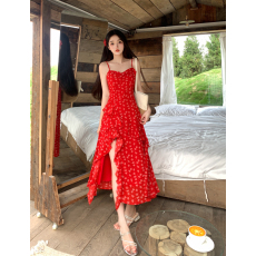 批发2026夏季新款胖mm碎花裙/法式绝美红色吊带连衣裙不规则开叉长裙