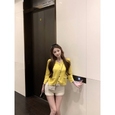 批发实拍 发财黄撞色手工镂空花边显白针织开衫+针织短裤配钻扣腰带
