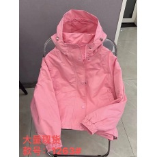 批发日韩外贸<b class='q'>尾</b>货<b class='q'>品牌</b>剪标粉色冲锋衣别致高级感老钱风休闲运动外套女