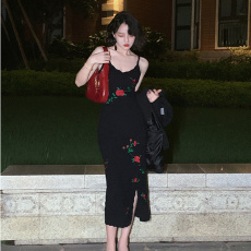 批发法式温柔风复古绣花玫瑰黑色针织吊带裙女夏装性感开叉连衣裙