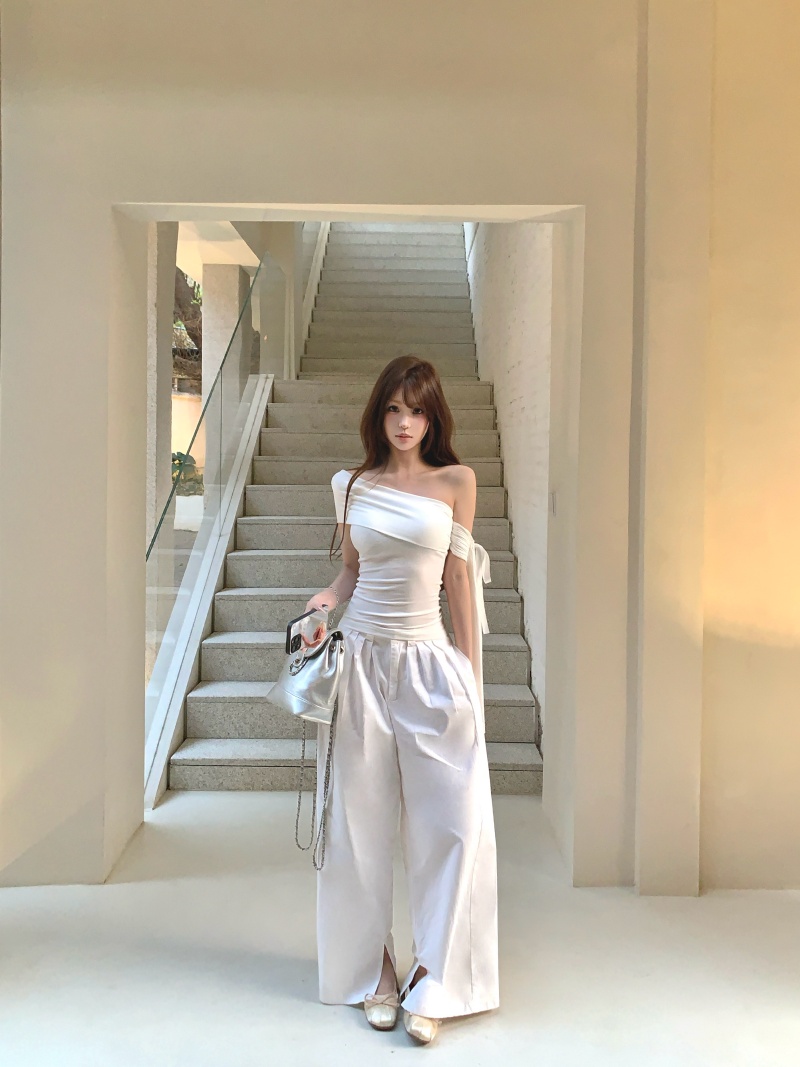 실사 디자인 센스 불규칙 비스듬한 오프숄더 개성 비스듬한 어깨 몸매 가꾸기 티셔츠 반팔 여성