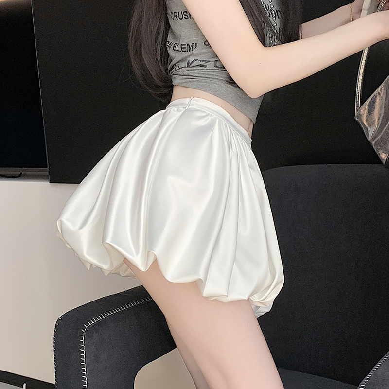 실사 화이트 광택 구름 꽃밭 반신 스커트 여성 2026 봄 여름 새로운 작은 키 노출 방지 미니 스커트 여성