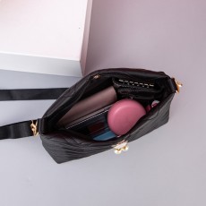 批发新款时尚波浪纹车缝线人造珍珠装饰女士单肩包斜跨包水桶包批发