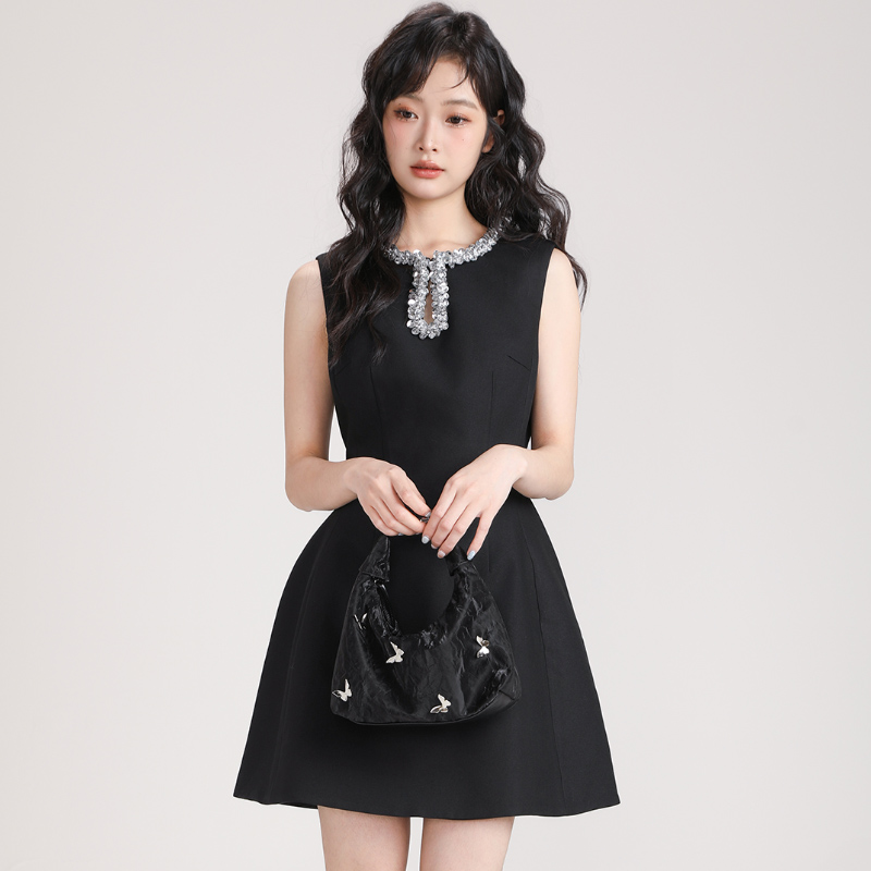 천 금빛 바람 검정색 드레스 2026 봄 여름 새로운 민소매 무거운 작업 그는 벤 바람 한 마디 작은 검은 드레스 품격 미니 스커트