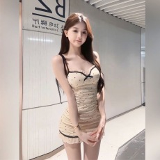 批发辣妹法式设计感吊带连衣裙女多巴胺夏季性感波点纯欲修身褶皱<b class='q'>短裙</b>