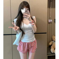 批发实拍白色v领短袖t恤女2025新款夏季<b class='q'>修身</b>显瘦纯欲风独加邱格子短<b class='q'>裤</b>