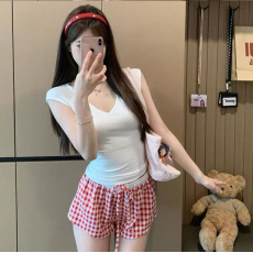 批发实拍白色v领短袖<b class='q'>t</b><b class='q'>恤</b>女2025新款夏季修身显瘦纯欲风独加邱格子短裤