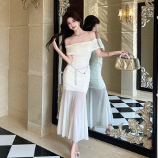 批发2026春夏新款法式一字肩褶皱<b class='q'>网纱</b>连衣<b class='q'>裙</b>女修身收腰鱼尾长<b class='q'>裙</b><b class='q'>度假风</b>