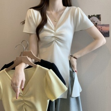 批发实拍<b class='q'>大码</b>微胖mm法式V领不规则正肩针织短袖T恤显瘦中长款冰丝上衣