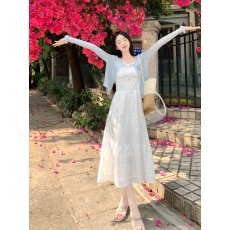 批发实拍大码温柔风白色吊带连衣裙针织开衫套装女新款设计感显瘦套裙