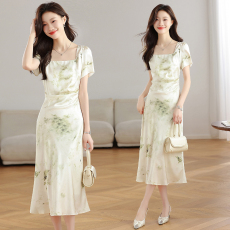 批发实拍 法式方领丝绸缎面印花<b class='q'>连衣裙</b>女夏季气质修身收腰褶皱包臀